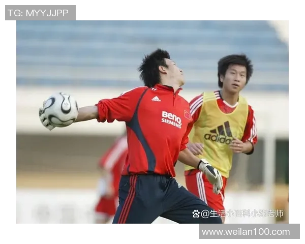 足球明星红色鸡冠头的传奇故事与球场风采解析 足球明星红色鸡冠头的传奇故事与球场风采解析